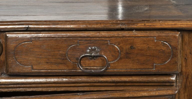 Buffet en chêne mouluré ouvrant par deux portes et deux tiroirs ; il pose sur q…