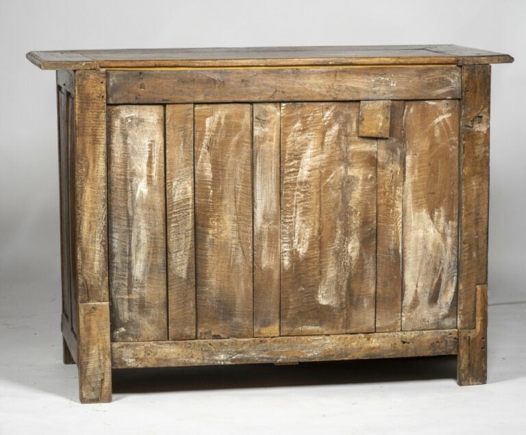 Buffet en chêne mouluré ouvrant par deux portes et deux tiroirs ; il pose sur q…