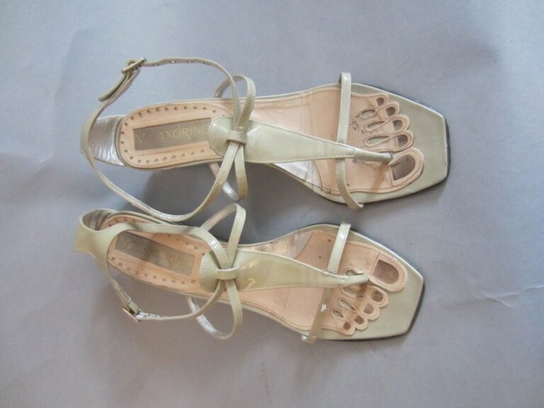C. MALADRINO. Paire de sandales à semelles compensées en cuir gris. t.39.