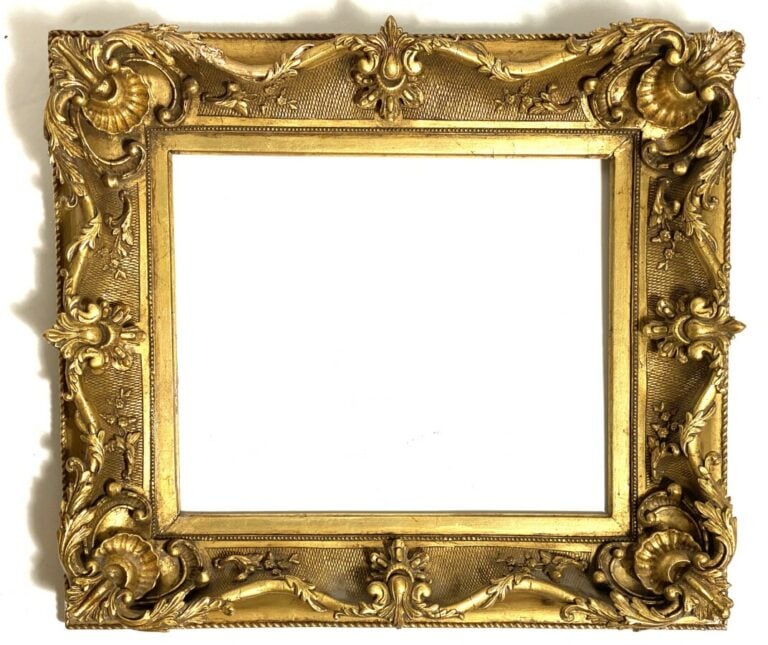 Cadre en bois stuqué doré. - 61 x 69 cm (fenêtre intérieure : 39 x 47 cm) - et…