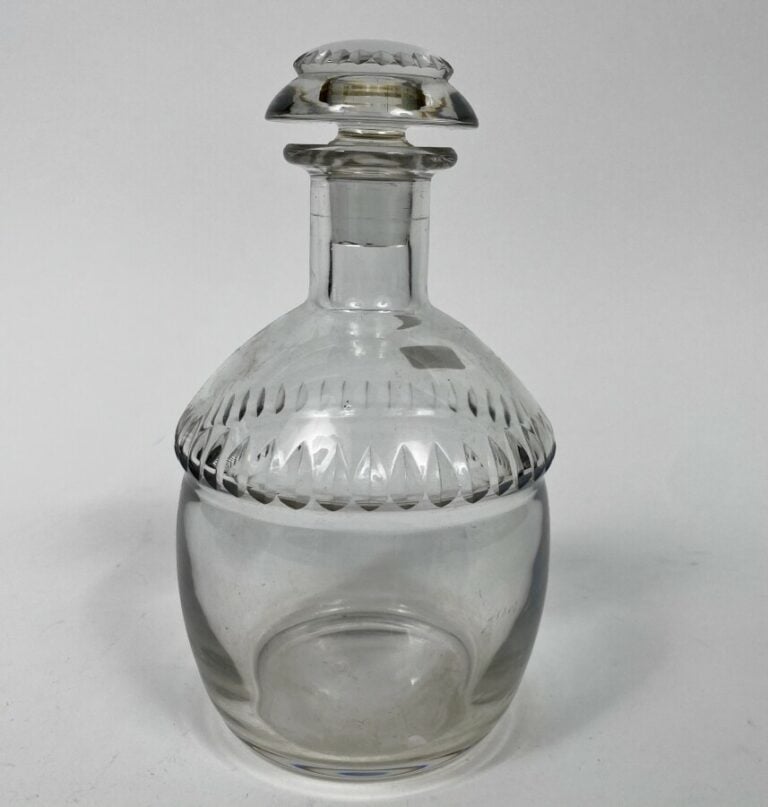 Carafe à bulbe en cristal taillé d'un bandeau de côtes biseautés ; bouchons à b…