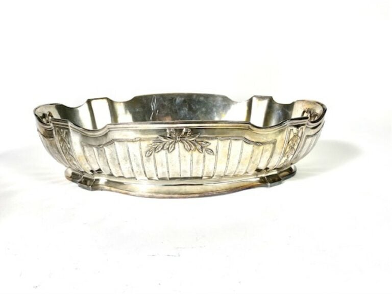 Centre de table en métal argenté de forme ovale échancrée posant sur une bate ;…