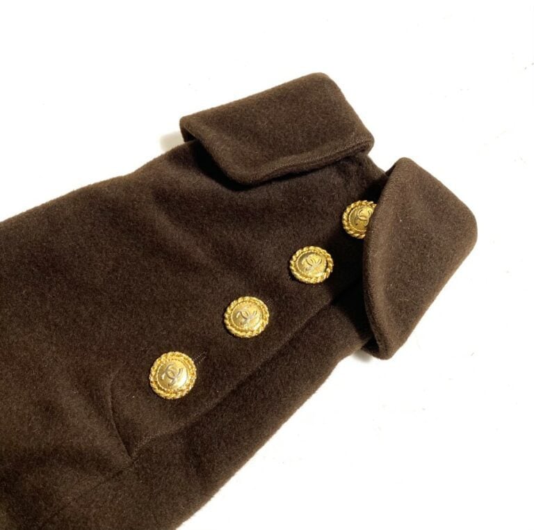 CHANEL Boutique. manteau long en lainage marron, manches à revers agrémentées d…