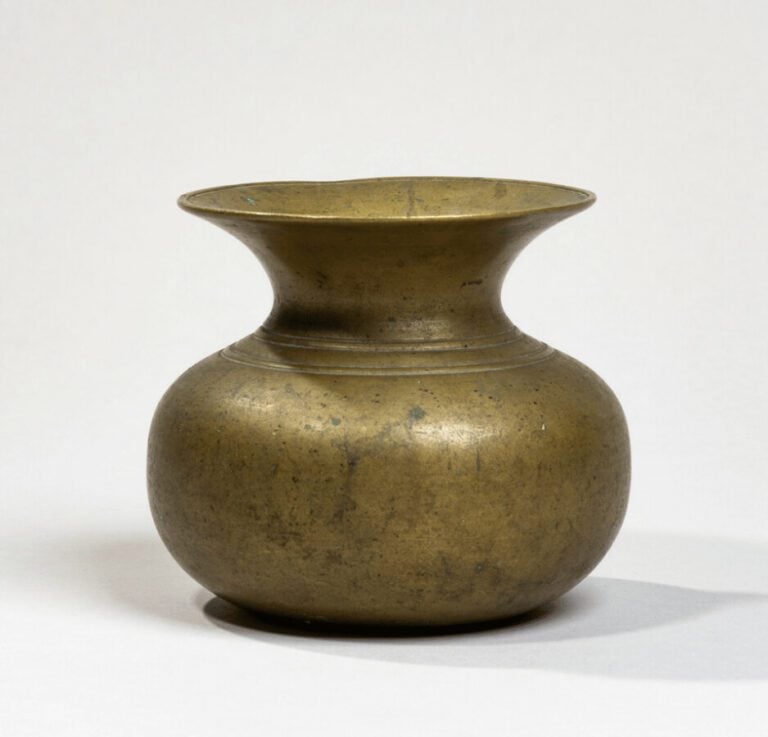 CHINE - Début XXe siècle -Crachoir en bronze. H. 8 cm
