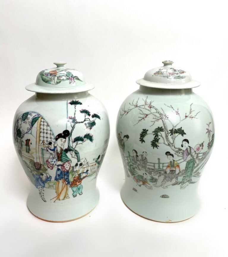 CHINE. Deux grands vases couverts en porcelaine à décor de scènes familiales av…