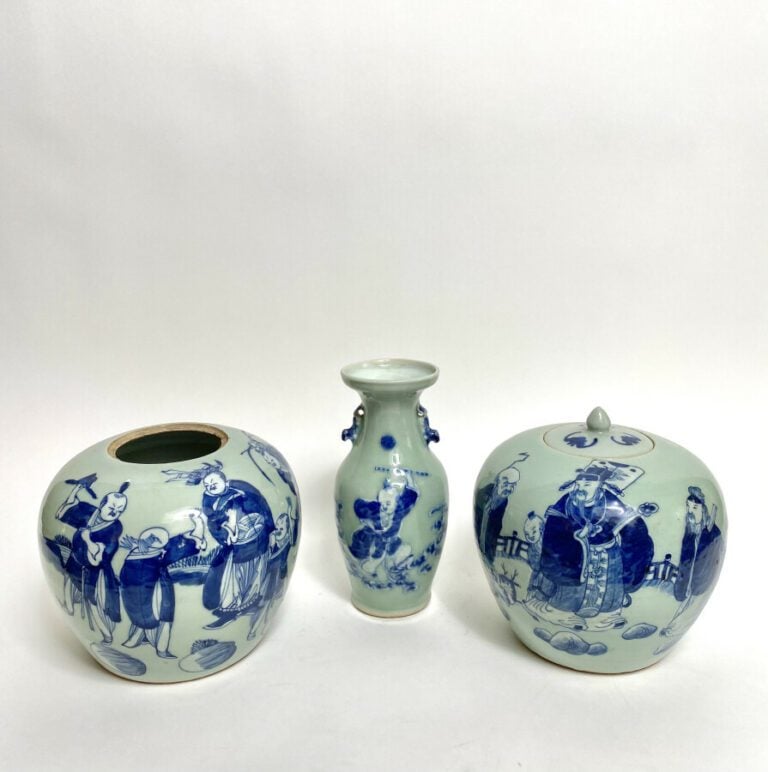 CHINE. Deux pots couverts en porcelaine à décor en bleu de personnages sur fond…