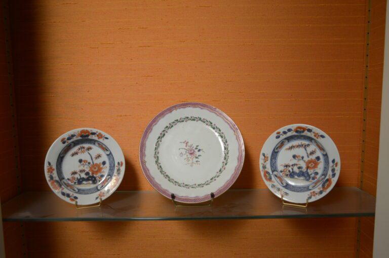 CHINE. Ensemble comprenant une assiette en porcelaine à décor de la famille ros…