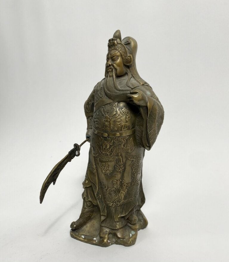 CHINE. Guerrier en brpnze patiné. Hauteur: 33 cm
