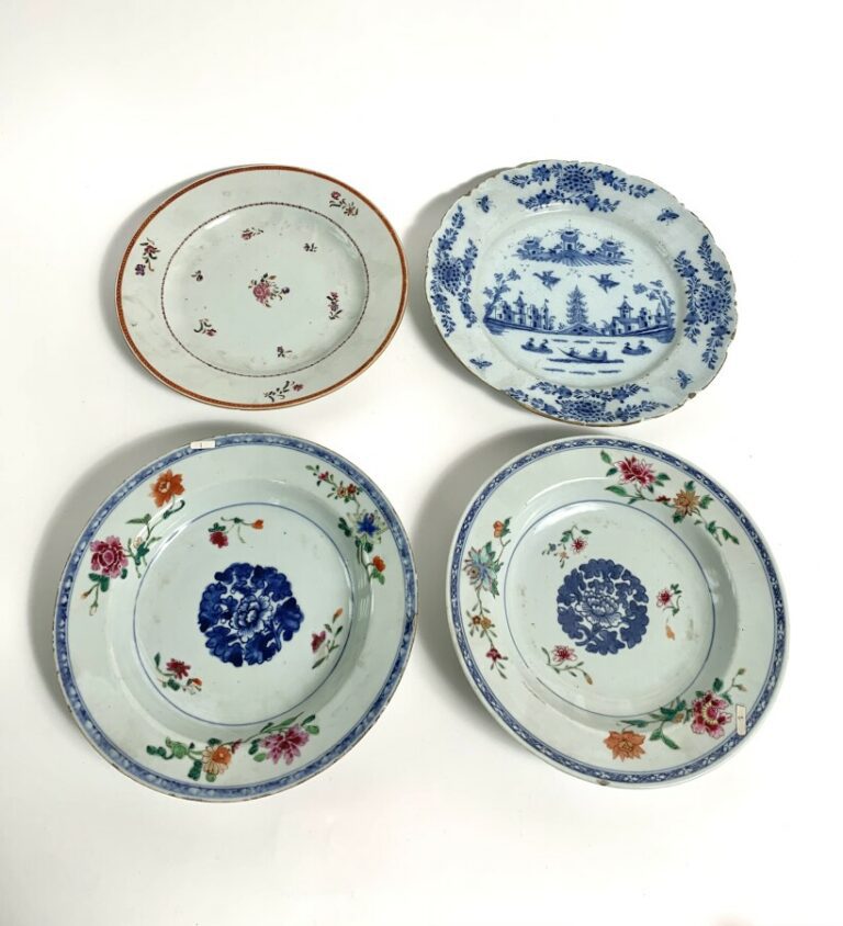 CHINE. Lot de quatre assiettes en porcelaine à décor de fleurs ou paysage (égre…