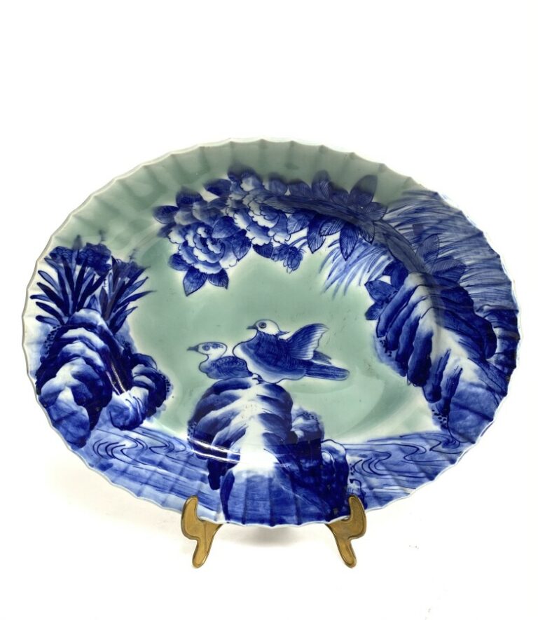 CHINE. Plat ovale en porcelaine à dcéor en bleu de deux canards sur fond célado…