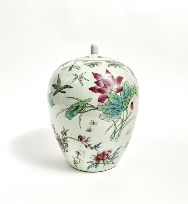 CHINE.Pot couvert en porcelaine émaillée à décor de fleurs et insectes.Hauteur…