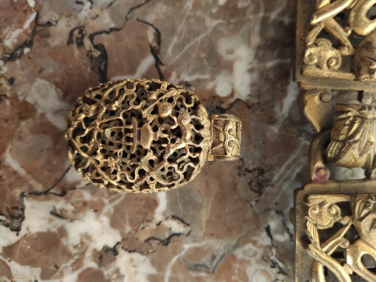 CHINE.Une boucle de ceinture et une partie de boucle de ceinture.