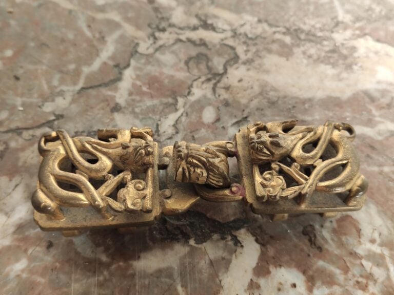 CHINE.Une boucle de ceinture et une partie de boucle de ceinture.