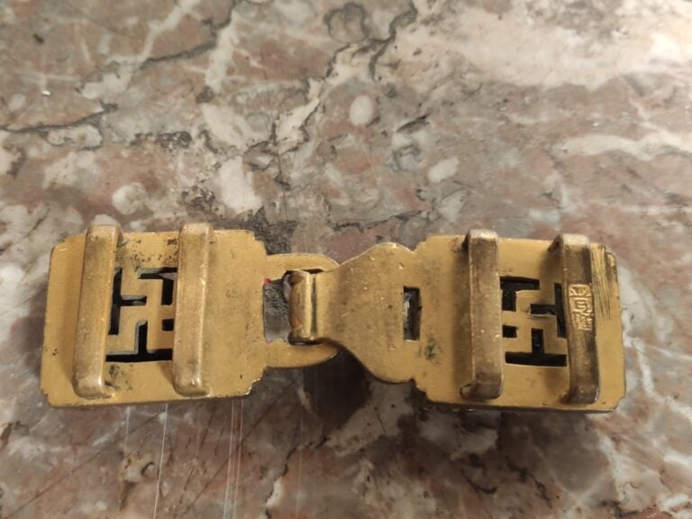 CHINE.Une boucle de ceinture et une partie de boucle de ceinture.