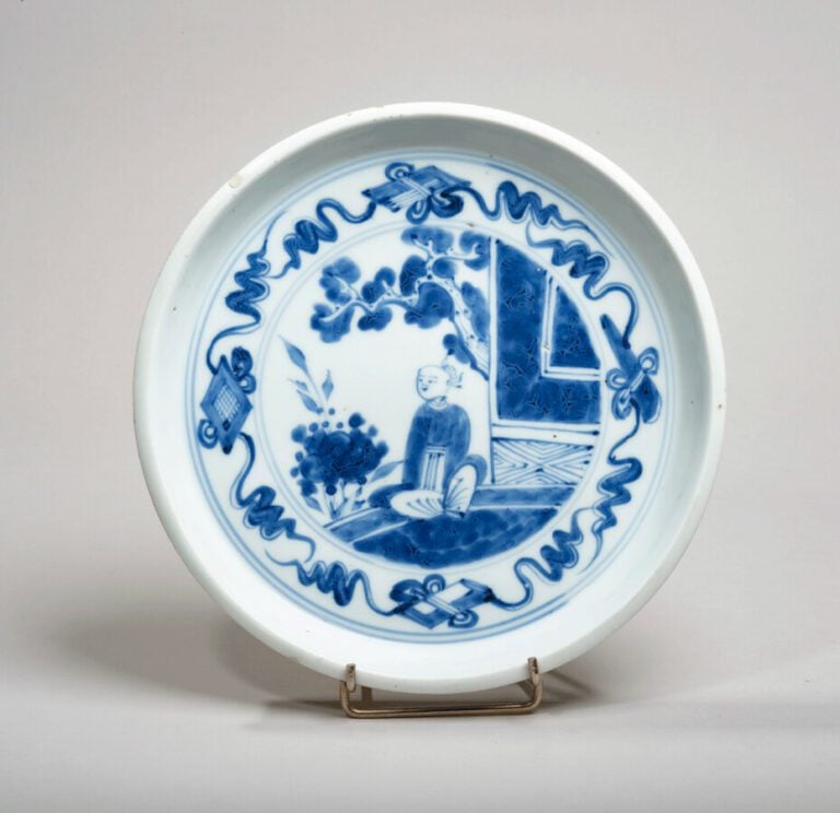 CHINE - Vers 1900 - Assiette en porcelaine à décor en bleu sous couverte d'un j…