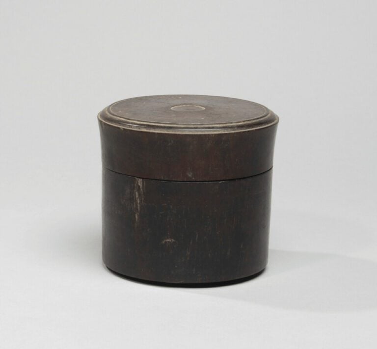 CHINE - Vers 1900 - Boîte à bétel de forme ronde et cylindrique en hongmu. (Usu…