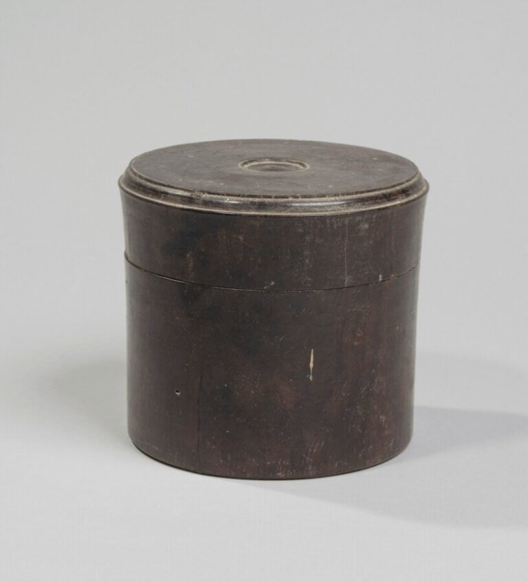 CHINE - Vers 1900 - Boîte à bétel de forme ronde et cylindrique en hongmu. (Usu…