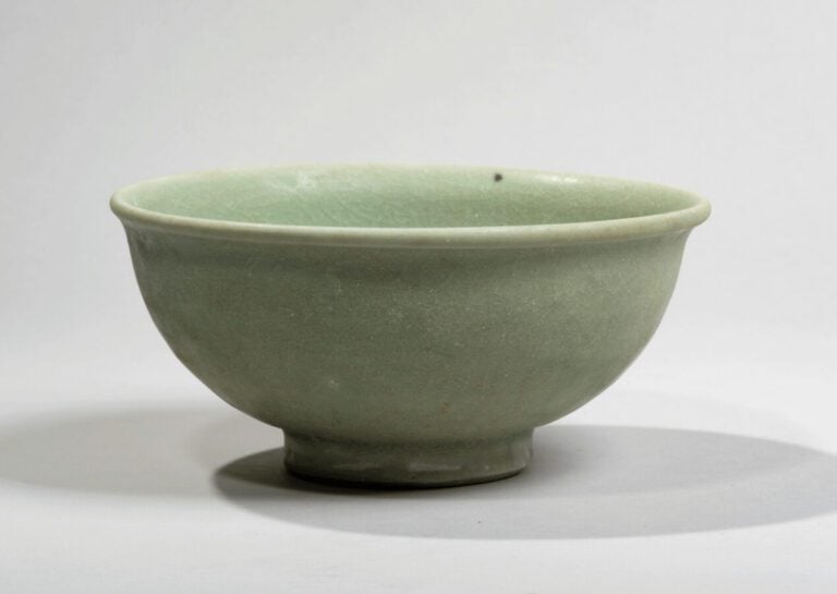 CHINE - XIIIe/XIVe siècle --Bol en grès émaillé céladon. Diam. 15,4 cm.