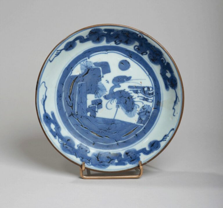 CHINE - XIXe siècle - Coupe en porcelaine décorée en bleu sous couverte de grue…