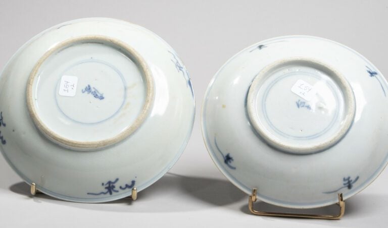 CHINE - XIXe siècle - Deux assiettes en porcelaine à décor en bleu sous couvert…