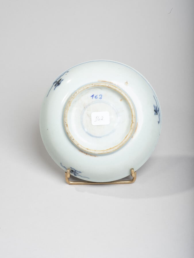 CHINE - XIXe siècle - Lot comprenant trois coupes en porcelaine décorée en bleu…