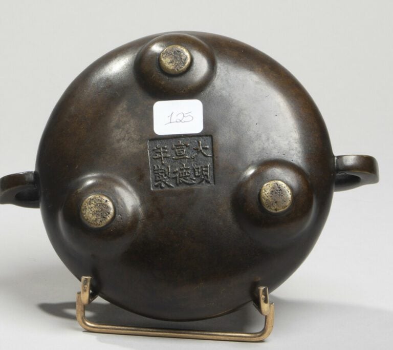 CHINE - XIXe siècle -Petit brûle-parfum balustre tripode en bronze à patine bru…