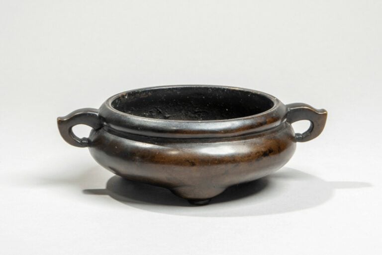 CHINE - XIXe siècle -Petit brûle-parfum balustre tripode en bronze à patine bru…