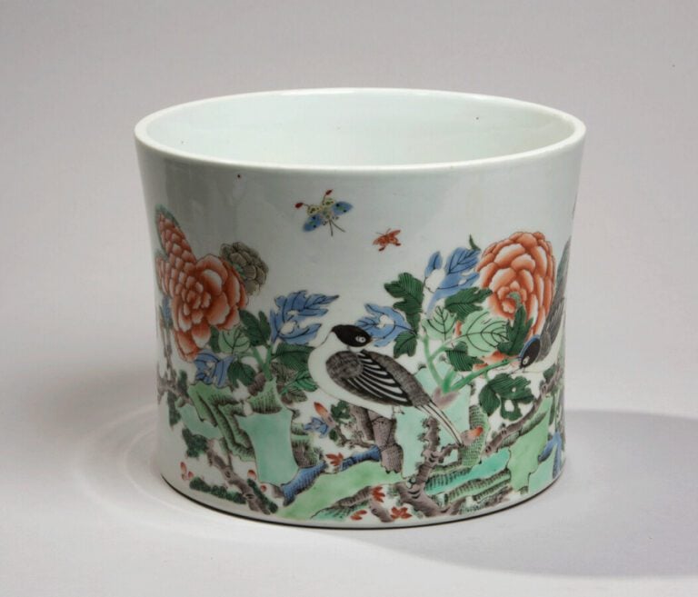 CHINE - XIXe siècle - Pot à pinceaux en porcelaine à décor en émaux polychromes…