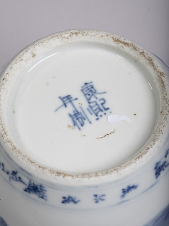CHINE - XIXe siècle - Pot balustre en porcelaine décorée en bleu sous couverte…