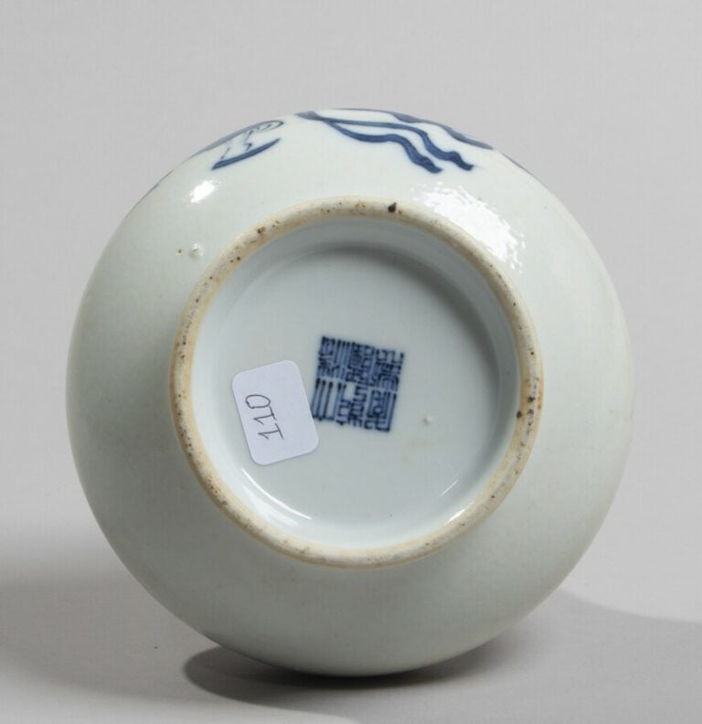 CHINE - XIXe siècle- Vase à panse basse et long col en porcelaine à décor en bl…