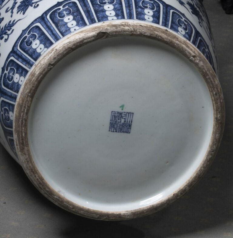 CHINE - XXe siècle - Paire de grands vases balustres en porcelaine à décor en b…