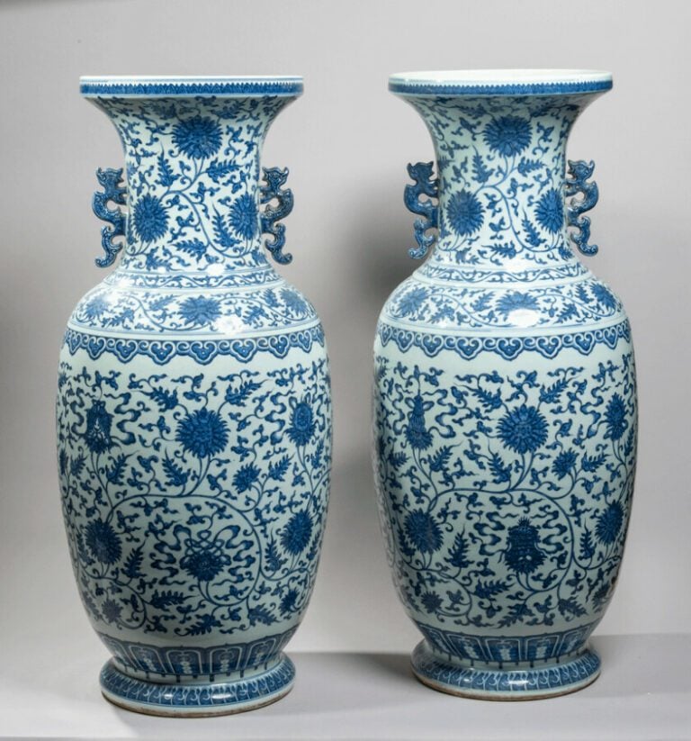 CHINE - XXe siècle - Paire de grands vases balustres en porcelaine à décor en b…