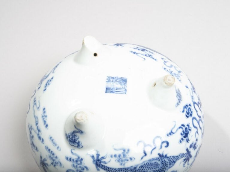 CHINE - XXe siècle -Petit brûle-parfum en porcelaine à décor en bleu sous couve…
