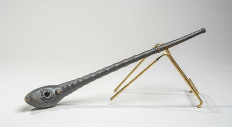 CHINE - XXe siècle - Pipe à opium en bambou, le corps cannelé, le fourneau inci…