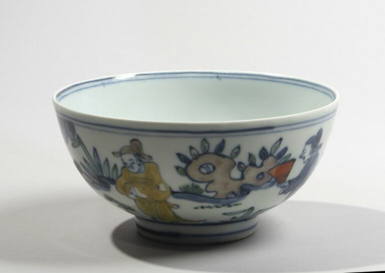CHINE - XXème - Bol en porcelaine à décor en bleu sous couverte et émaux polych…