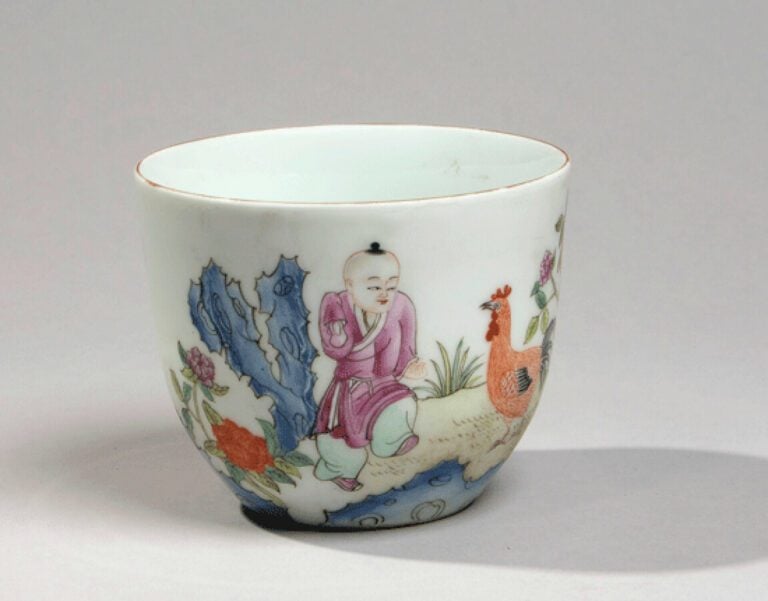 CHINE - XXème - Petite coupe en porcelaine à décor en émaux polychromes d'un en…