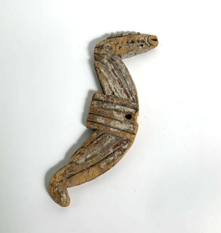 Christ en bois (sans tête). hauteur : 75 cm et élément en bois africain (animal…