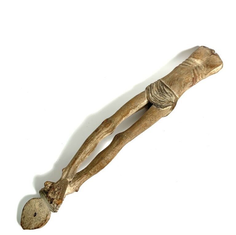 Christ en bois (sans tête). hauteur : 75 cm et élément en bois africain (animal…