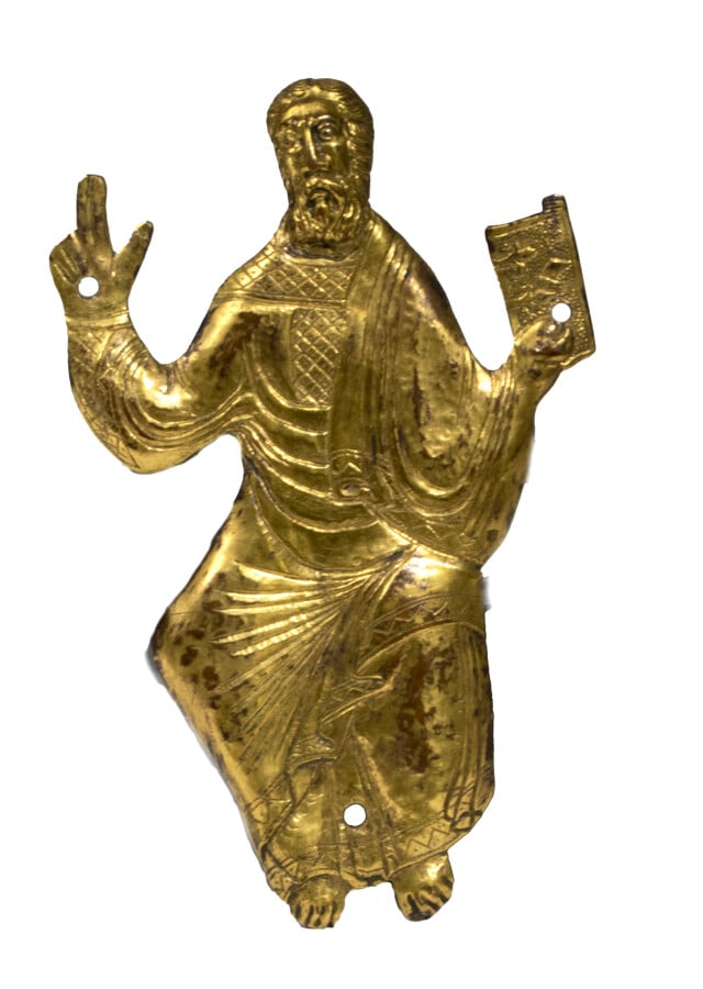 Christ en majesté d'applique en cuivre gravé, ciselé et doré. Trônant, il tient…