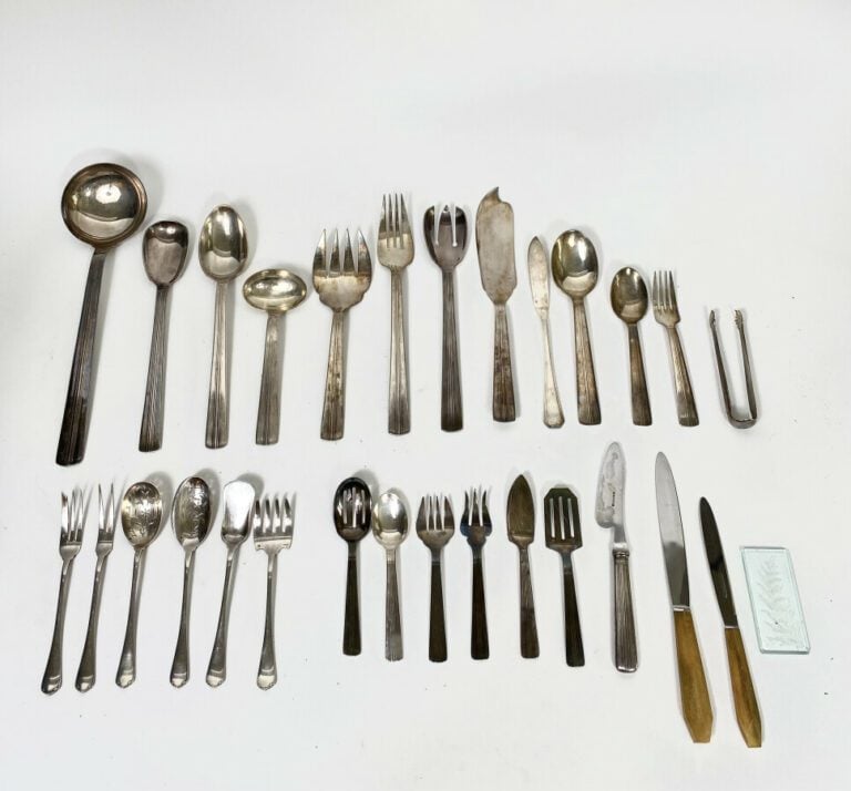 CHRISTOFLE. Partie de ménagère en métal argenté comprenant : 12 couverts à entr…
