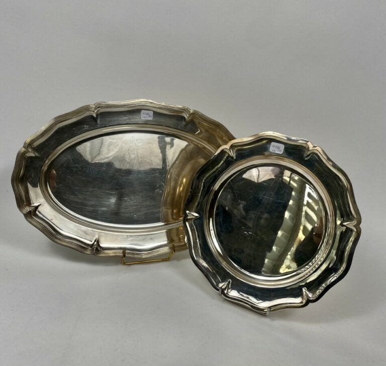 CHRISTOFLE. Plat rond contours (Diamètres : 29 cm) et plat long filets contours…