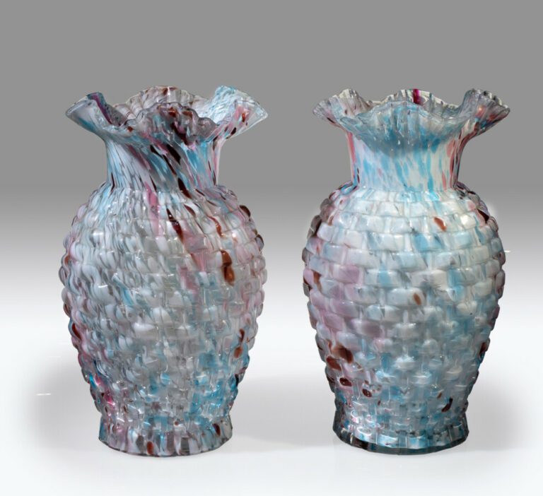 Clichy Appert.Paire de vases à bord godonné en verre moulé imitant la vannerie…