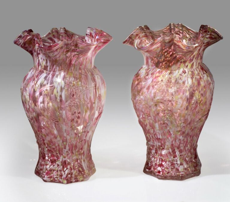 Clichy Appert.Paire de vases à bord godronné en verre moulé de branches fleurie…