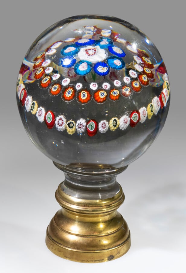 Clichy.Boule de rampe d'escalier à décor de quatre cercles concentriques de bon…