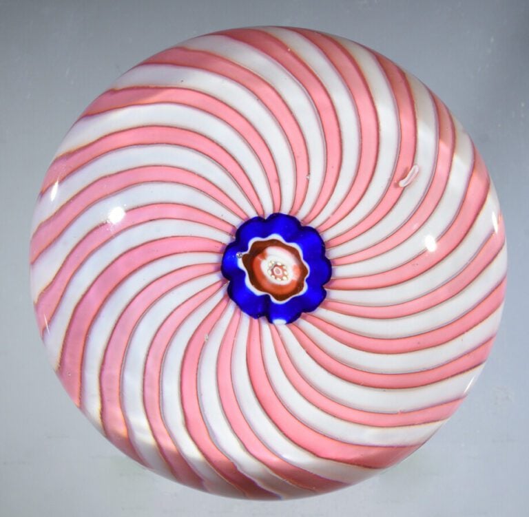 Clichy.Presse-papiers à motif de tourbillon de rubans spiralés alternés roses e…