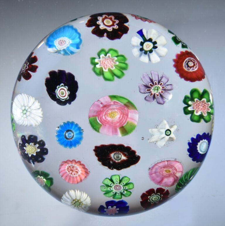 Clichy.Presse-papiers orné de bonbons polychromes dont une rose rose et un rose…