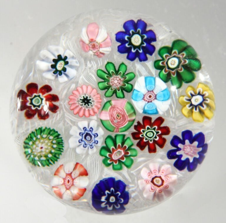 Clichy.Presse-papiers orné de dix-sept bonbons polychromes et d'une rose verte…