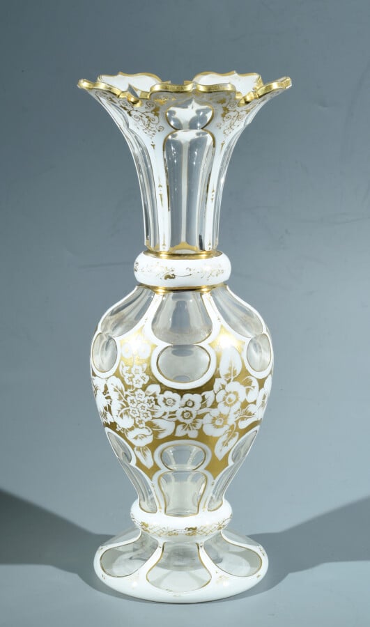 Clichy. Vase balustre à bord dentelé en cristal overlay doublé d'émail blanc ta…