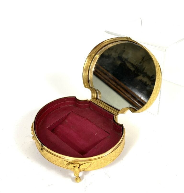 Coffret à couture en forme de coquille ; le couvercle en nacre gravé en noir de…