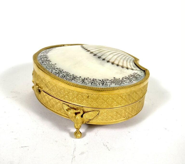Coffret à couture en forme de coquille ; le couvercle en nacre gravé en noir de…